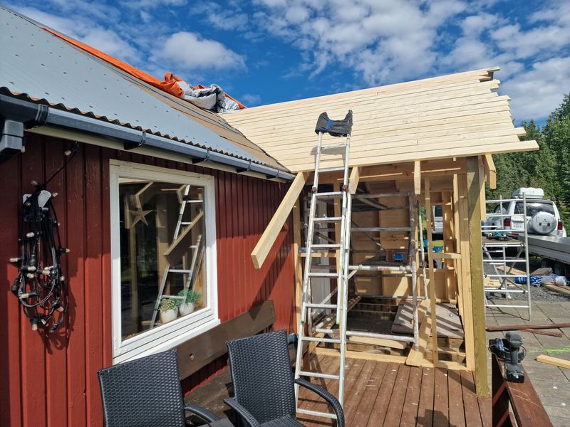Grind og þaksperrur að stækkun reistar við rautt sumarhús